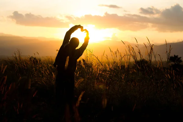 Standing on a mountain, enjoying the sunset — Stock Photo, Image