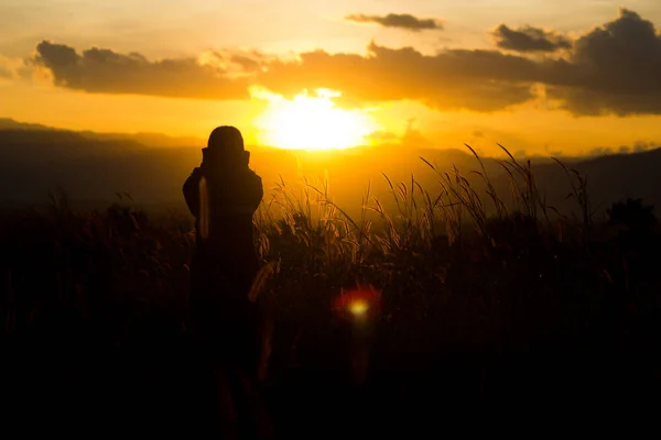 Standing on a mountain, enjoying the sunset — Stock Photo, Image