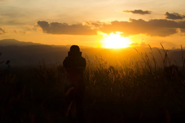 Standing on a mountain, enjoying the sunset — Stock Photo, Image