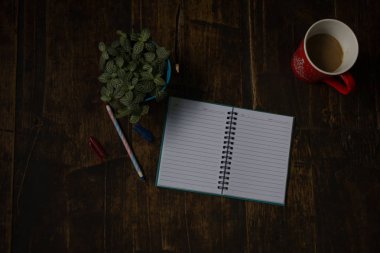 Bir parça odun ve bir defter pot yerleştirin.