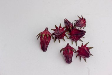 Hibiscus sabdariffa veya roselle meyve ve yeşil yaprak üzerinde beyaz ba