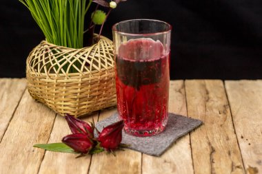 Soğuk roselle bardak suyu - ahşap karşı sağlıklı gıda