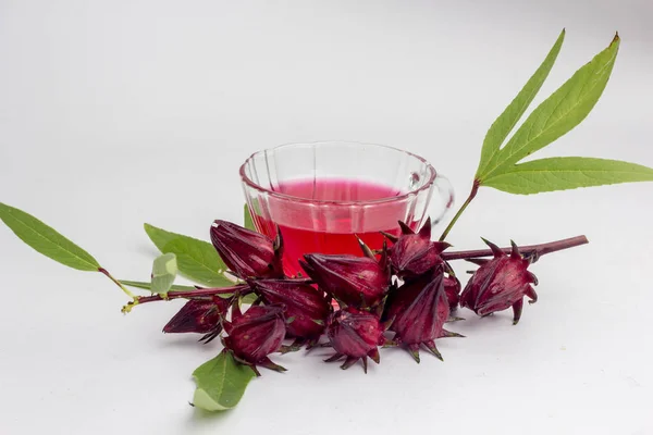 Soğuk roselle bardak suyu - ahşap karşı sağlıklı gıda