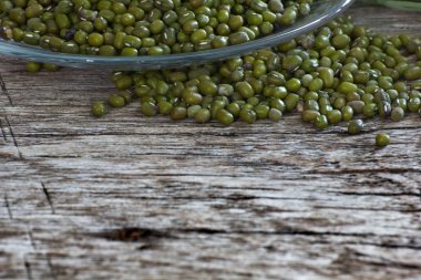 Mung fasulye ahşap üzerine