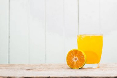 dilim üzerinde ormanda arka plan izole portakal suyuyla.