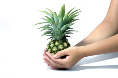 Erkek beyaz bir arka planda tutan olgun ananas eller
