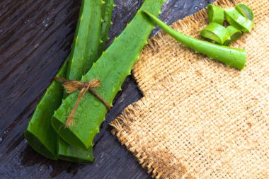 AloeVera taze yaprak üzerinde ahşap. Metin için yer