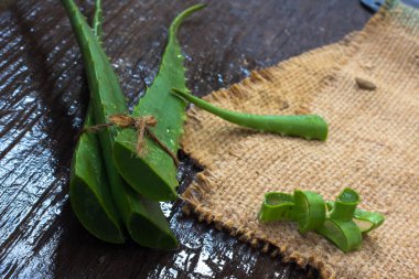 AloeVera taze yaprak üzerinde ahşap. Metin için yer