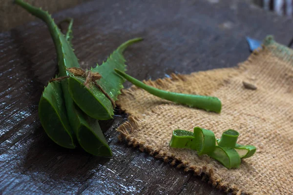 AloeVera taze yaprak üzerinde ahşap. Metin için yer