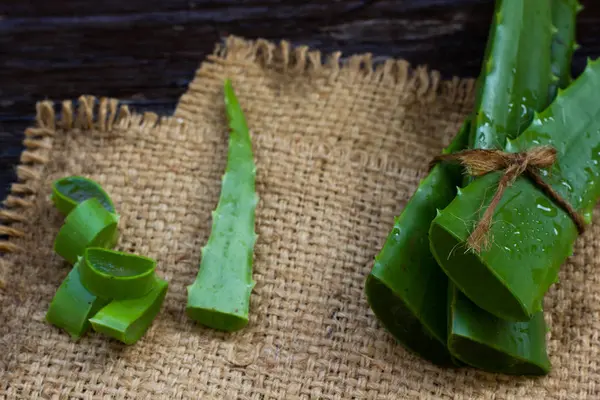 AloeVera taze yaprak üzerinde ahşap. Metin için yer