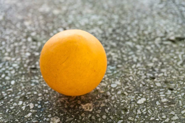 Yerde portakal ping pong