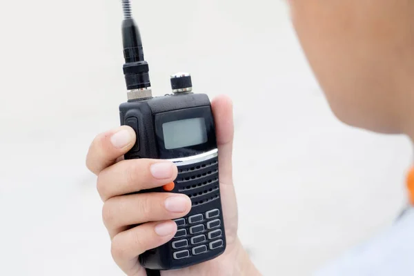 Walkie-talkie radio in de hand, kijken over de schouder — Stockfoto