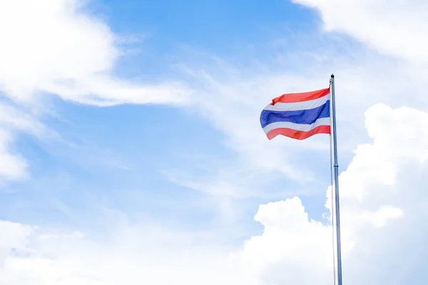 Bandera tailandesa ondeaba en el día en que el cielo era nubes brillantes — Foto de Stock
