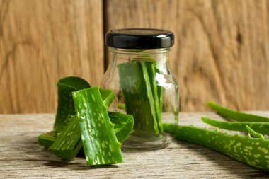 Aloe vera bitki ahşap zemin üzerinde