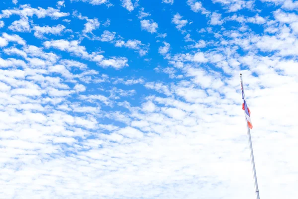 O vento calmo com céu azul brilhante — Fotografia de Stock