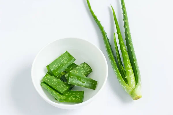 Beyaz kap içinde aloe vera