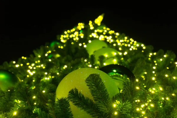 Árbol de Navidad decorado con luces amarillas — Foto de Stock