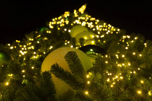 Árbol de Navidad decorado con luces amarillas — Foto de Stock