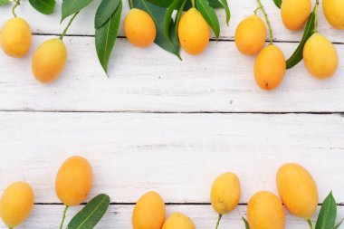 Ahşap masa, kavramı üzerinde bambu sepet içinde tatlı Marian Erik