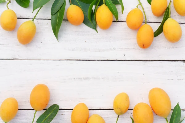 Ahşap masa, kavramı üzerinde bambu sepet içinde tatlı Marian Erik