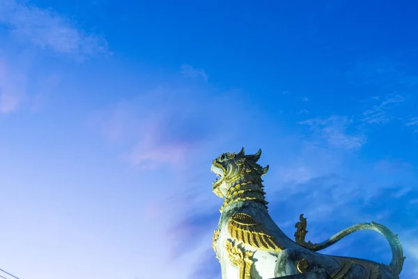 Співаюча статуя у блакитному небі на світанку — стокове фото
