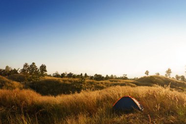 açık havada kamp çim highlands dağ günbatımında.