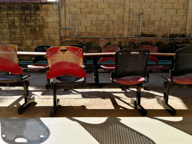 Renkli banklar kullanılmıştır.