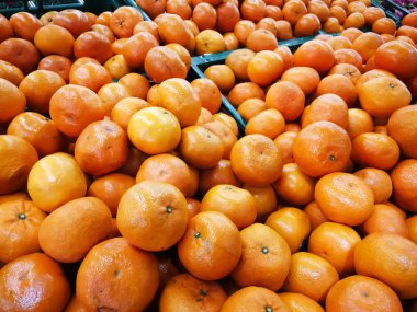 Yerel çiftçilere piyasa, taze mandarin portakal doku satışa organik portakal yığını.