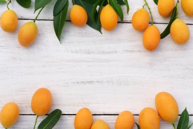 Ahşap masa, tropikal meyveler, üstten görünüm kavramı üzerinde bambu sepet içinde tatlı Marian Erik.