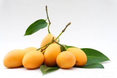 Marian Erik veya beyaz arka plan üzerinde izole Plango Tay meyve.