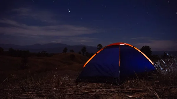 夜星の屋外キャンプ草高原山 — ストック写真