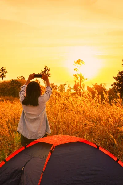 Outdoors Camping Grass Highlands Mountain Sunset — стоковое фото