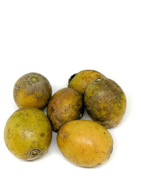 Domuz Erik (Spondias pinnata Kurz) beyaz arka plan, Yahudi'nın Erik, beyaz arka plan üzerinde izole Otatheite elma. Bilimsel adı Spondias cytherea Allah.