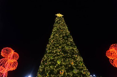 Sarı ışıklarla süslenen Noel ağacı
