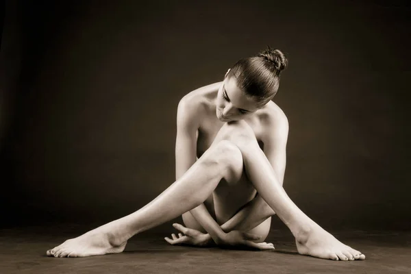 Naked girl posing in studio sepia — Stock Photo, Image