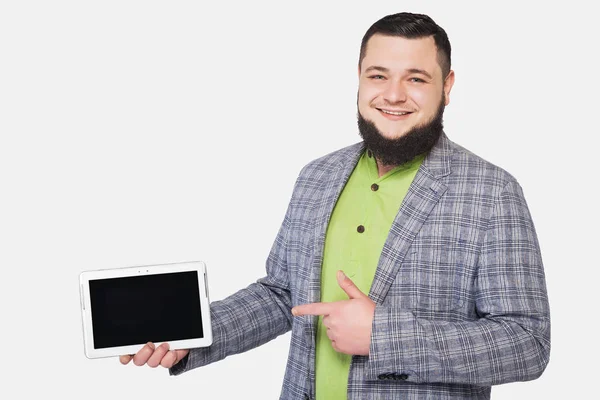 Homem com barba segura dispositivo móvel na mão — Fotografia de Stock