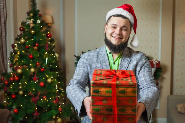 산타 모자에 수염된 남자 상자에 선물을 보유 하 — 스톡 사진