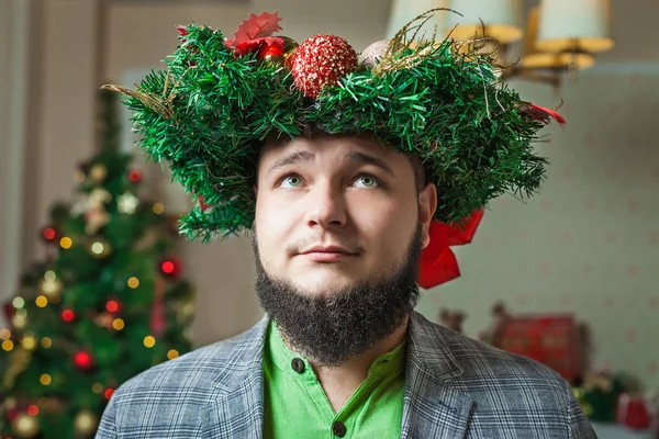 크리스마스 화 환 그의 머리에 턱수염이 난된 남자 — 스톡 사진