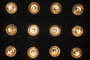 on iki dahil parlak projektör ile siyah duvar