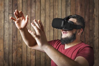 Jest ve gülümseme gösteren sanal gerçeklik gözlüklü adam