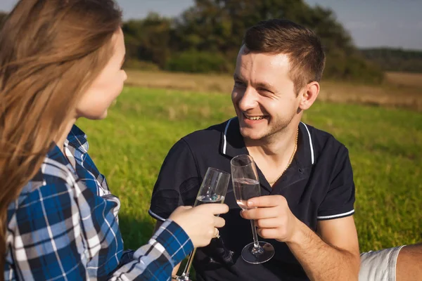 Man och kvinna dricker vin på en picknick — Stockfoto