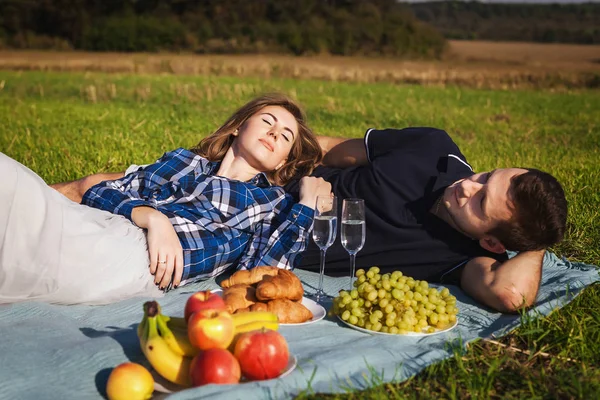 Adolescentes relajándose en un picnic. manzanas, uvas, croissants — Foto de Stock