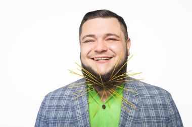 şişman sakallı adam onun sakalı spagetti içinde sıkışmış