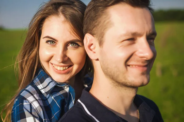 Meisje knuffelen man van achter — Stockfoto