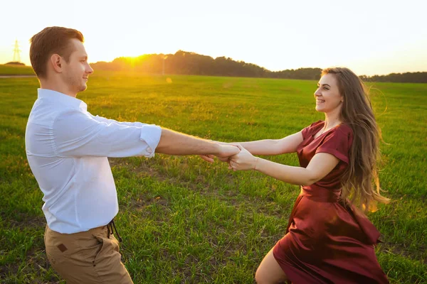 Молодая пара виляет в поле — стоковое фото