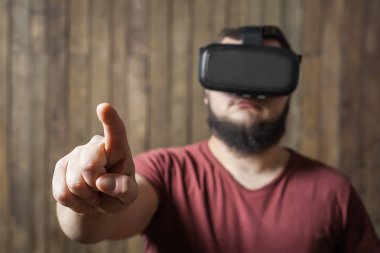 Jest gösterilen vr gözlüklü