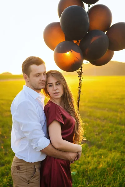 Mann schenkte dem Mädchen am Valentinstag Luftballons und umarmte sie — Stockfoto