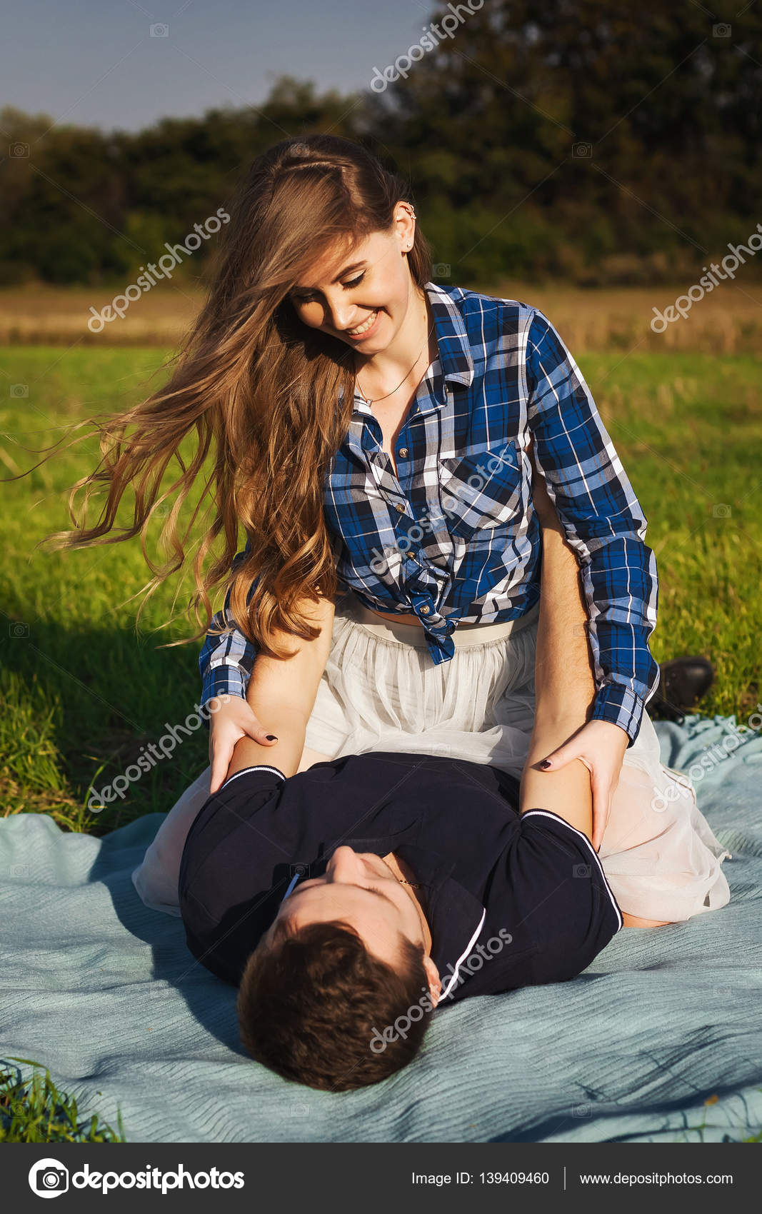 женщины волосатые в платье. смешанная борьба мужчины с женщиной. Sit on her. Sit on her. девочка сидит на лице мальчика.