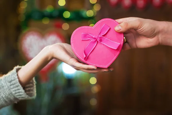 Hombre da regalo de niña en el día de San Valentín — Foto de Stock