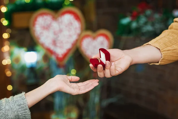 Chico presente chica anillo en día de San Valentín — Foto de Stock